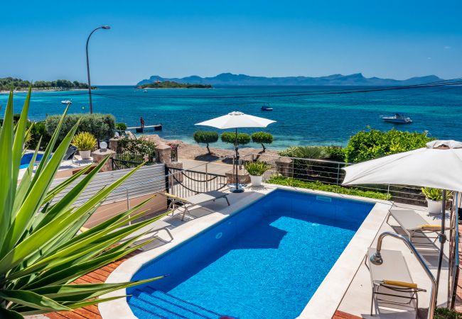 Casa adosada en Alcúdia - Villa FARO para 8 frente al mar en Alcanada con piscina