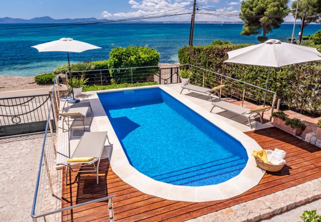 Casa adosada en Alcúdia - Villa FARO para 8 frente al mar en Alcanada con piscina