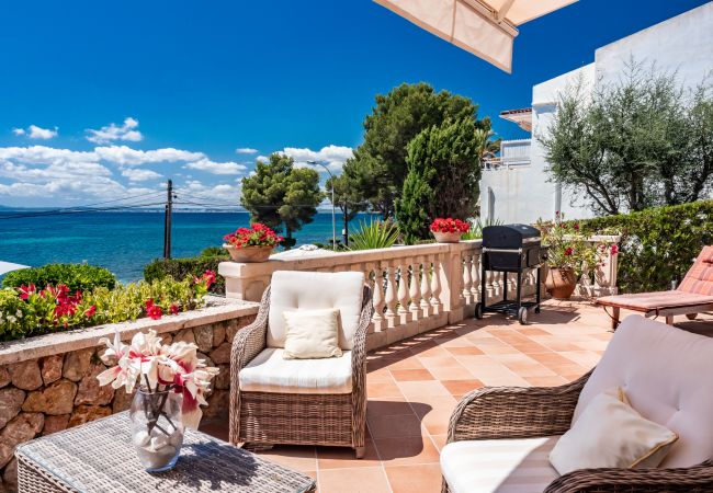 Casa adosada en Alcúdia - Villa FARO para 8 frente al mar en Alcanada con piscina