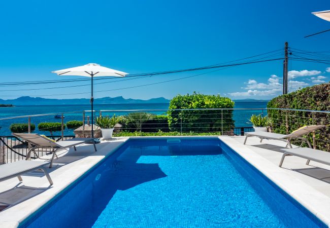 Casa adosada en Alcúdia - Villa FARO para 8 frente al mar en Alcanada con piscina