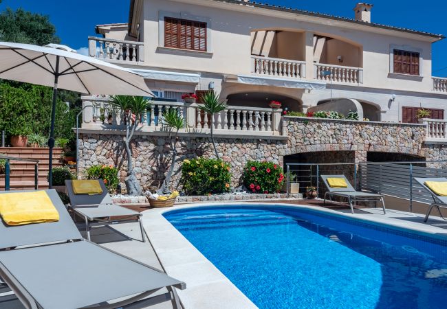 Casa adosada en Alcúdia - Villa FARO para 8 frente al mar en Alcanada con piscina