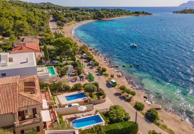 Casa adosada en Alcúdia - Villa FARO para 8 frente al mar en Alcanada con piscina