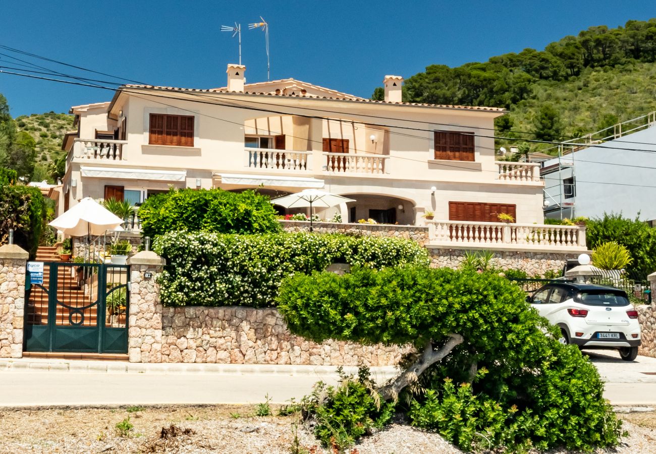 Casa adosada en Alcúdia - Villa FARO para 8 frente al mar en Alcanada con piscina