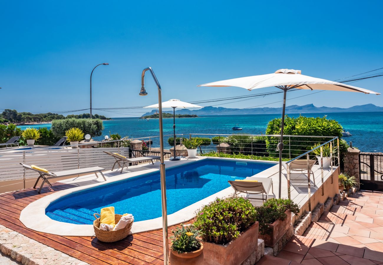 Casa adosada en Alcúdia - Villa FARO para 8 frente al mar en Alcanada con piscina