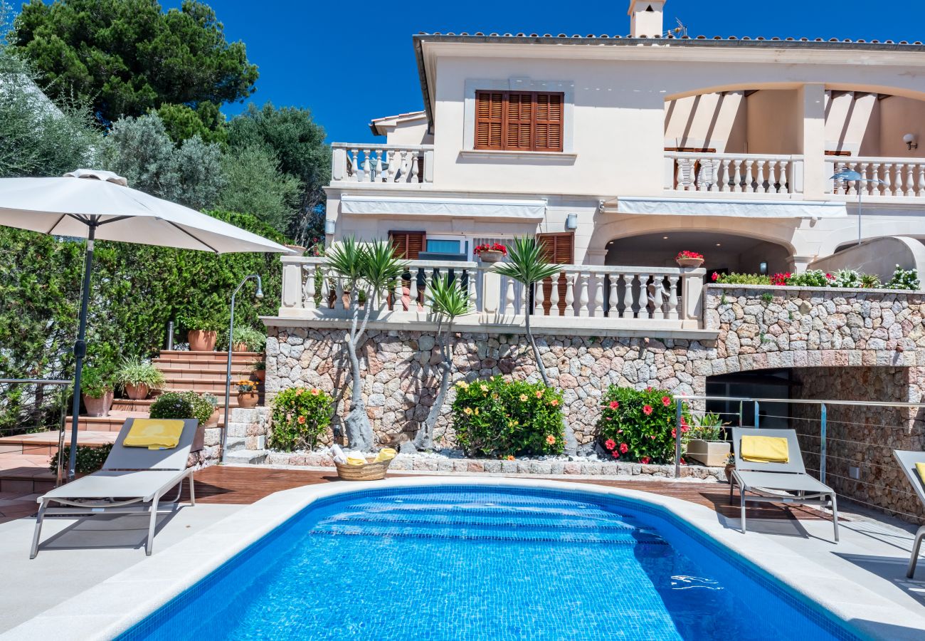 Casa adosada en Alcúdia - Villa FARO para 8 frente al mar en Alcanada con piscina