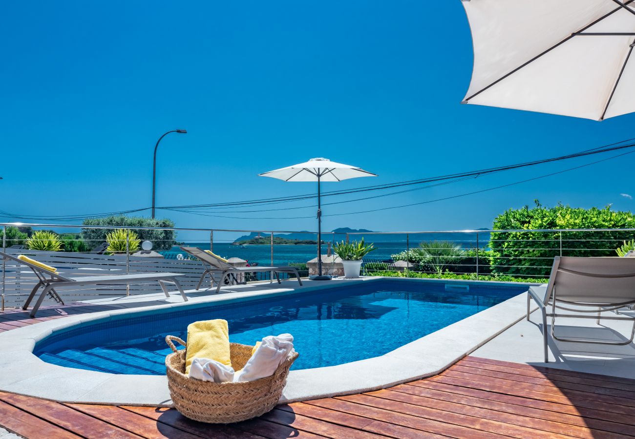 Casa adosada en Alcúdia - Villa FARO para 8 frente al mar en Alcanada con piscina