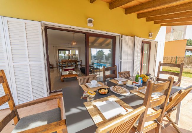 Chalet en Alcúdia - Villa Ibiza a 350m de la playa, piscina, biliar y ping pong.