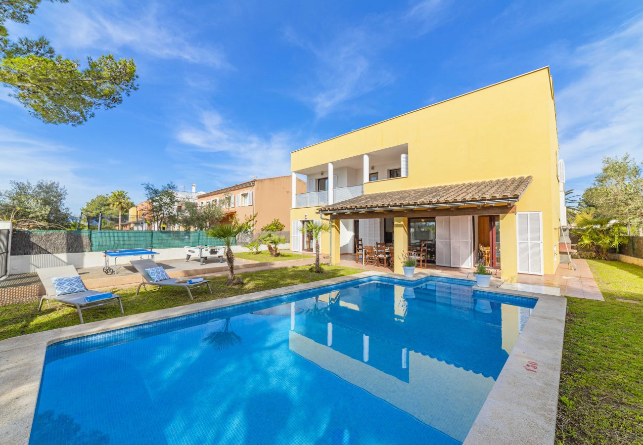 Villa en Alcúdia - Villa Ibiza a 350m de la playa, piscina, billar y ping pong.