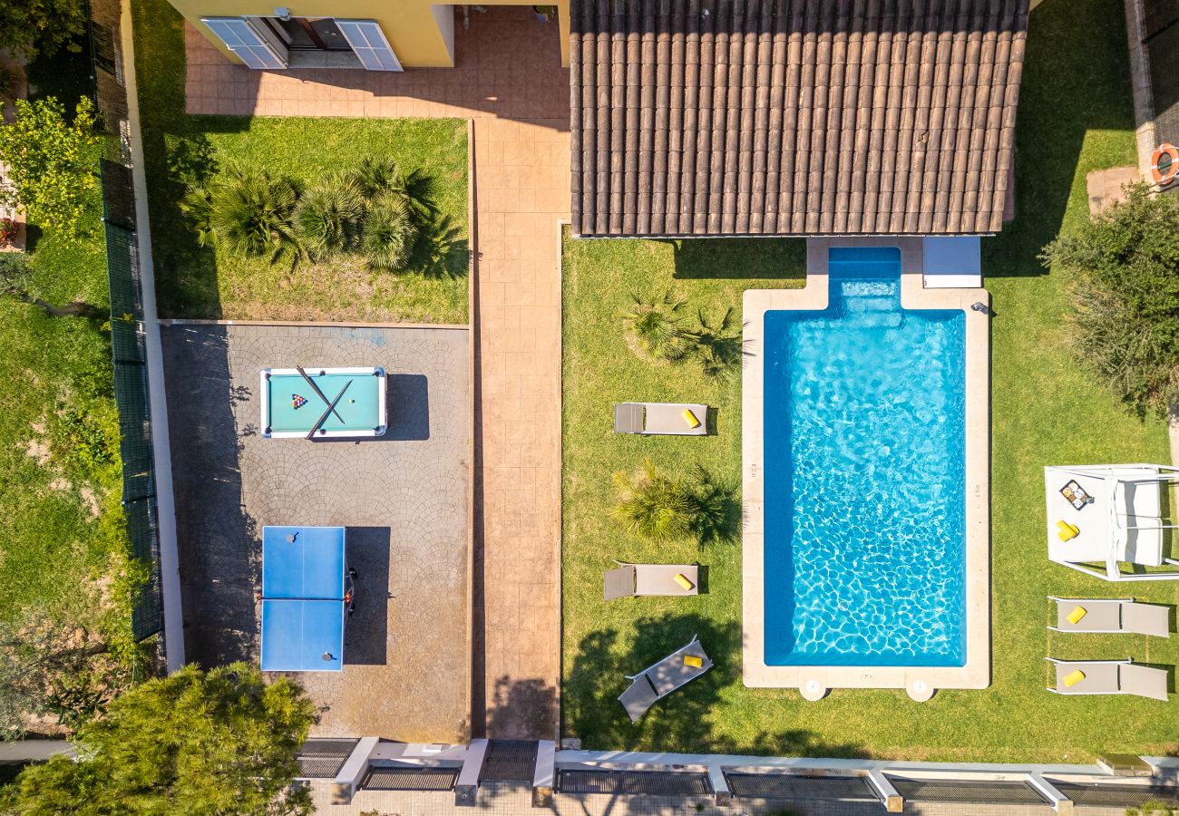 Villa en Alcúdia - Villa Ibiza a 350m de la playa, piscina, billar y ping pong.