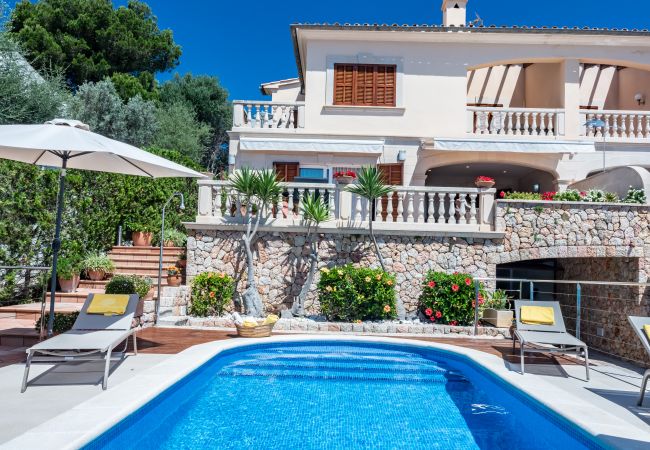 Stadthaus in Alcudia - Villa FARO für 8 Personen direkt am Meer in Alcanada mit Schwimmbad