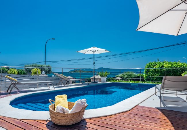 Stadthaus in Alcudia - Villa FARO für 8 Personen direkt am Meer in Alcanada mit Schwimmbad