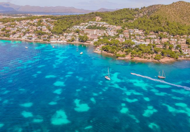 Stadthaus in Alcudia - Villa FARO für 8 Personen direkt am Meer in Alcanada mit Schwimmbad