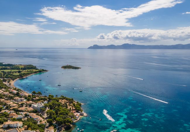 Stadthaus in Alcudia - Villa FARO für 8 Personen direkt am Meer in Alcanada mit Schwimmbad