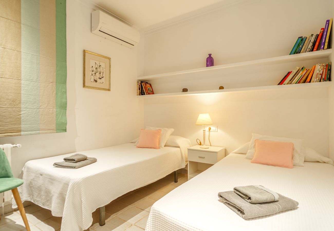 Apartment in Alcudia - PERICAS first line of the sea of Alcudia, for 8 people, free WiFi