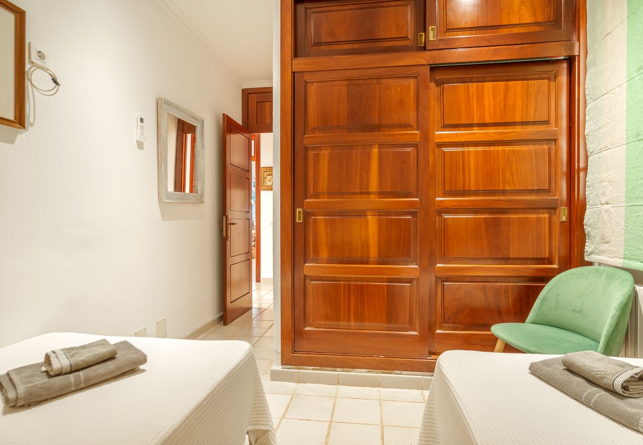 Apartment in Alcudia - PERICAS first line of the sea of Alcudia, for 8 people, free WiFi