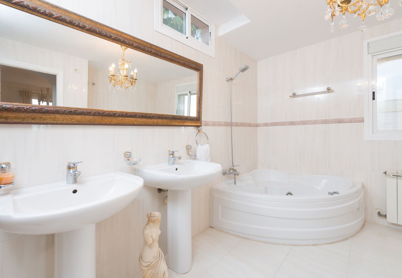 Villa in Alcudia - RAN DE MAR Villa First sea line for 8 persons WiFi and AC