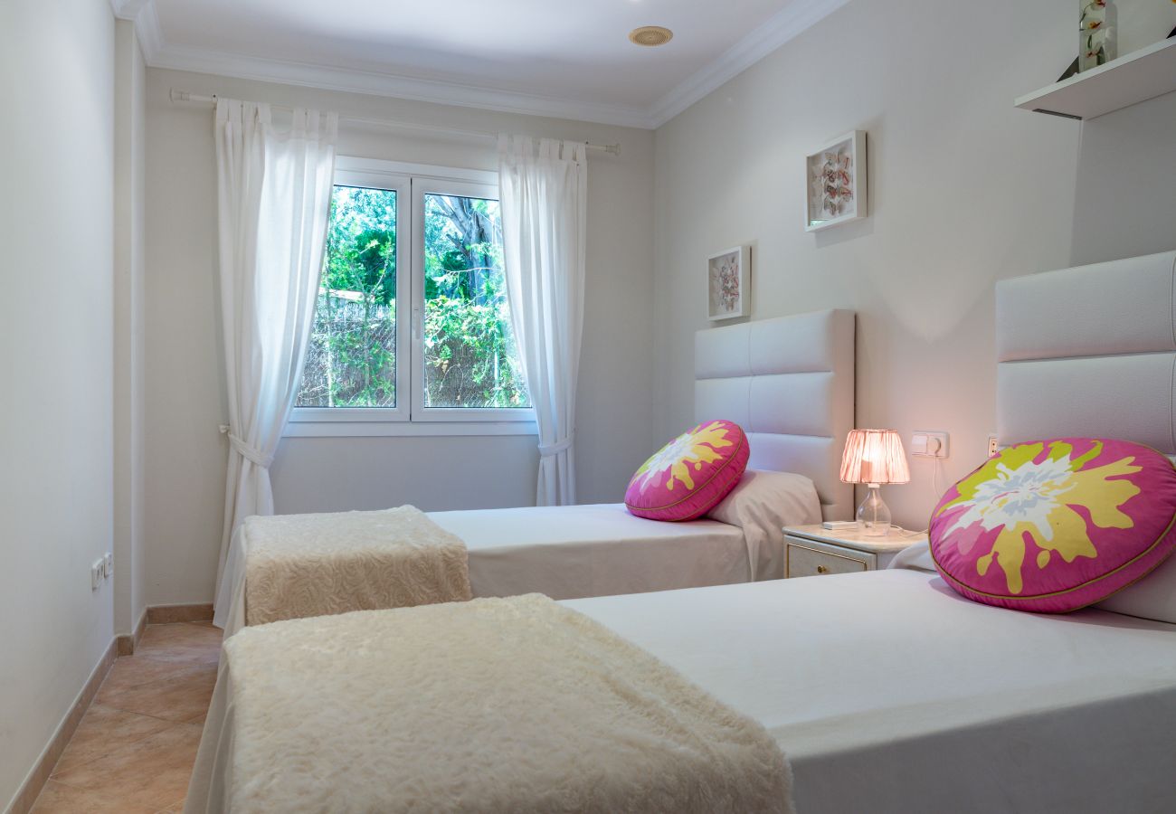 Townhouse in Alcudia - Villa FARO for 8 in front of the sea in Alcanada with swimming pool