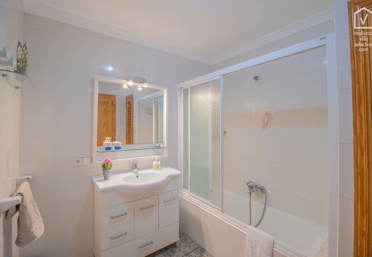 House in Alcudia - Ses Gavines for 6 in Alcudia at 350 from the beach with swimming pool