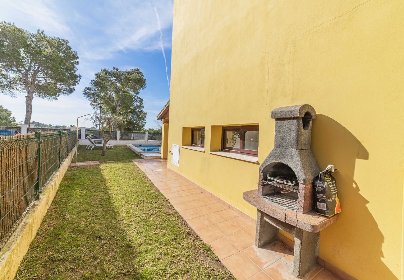 Chalet in Alcudia - Villa Ibiza 350m from the beach, swimming pool, biliar and ping pong.