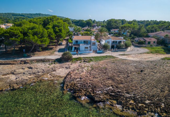 Villa/Dettached house in Alcúdia - Miramar Manresa in front of the sea with swimming pool for 8 people in Alcudia