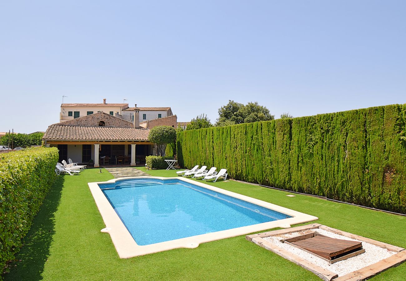 Piscine dans une maison de village à Llubi Majorque pour les grands groupes