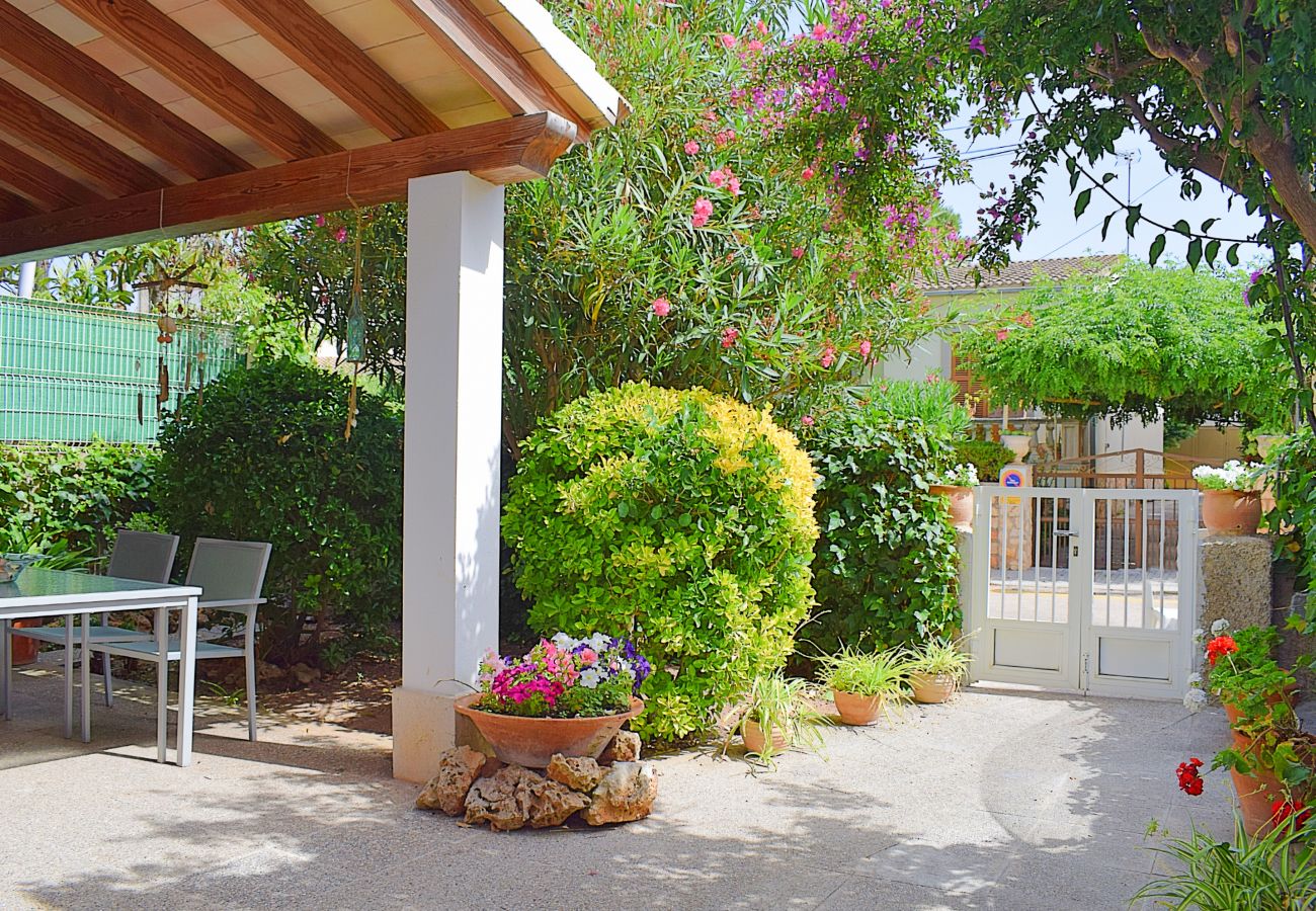 photo d'une terrasse avec un jardin plein de nature 