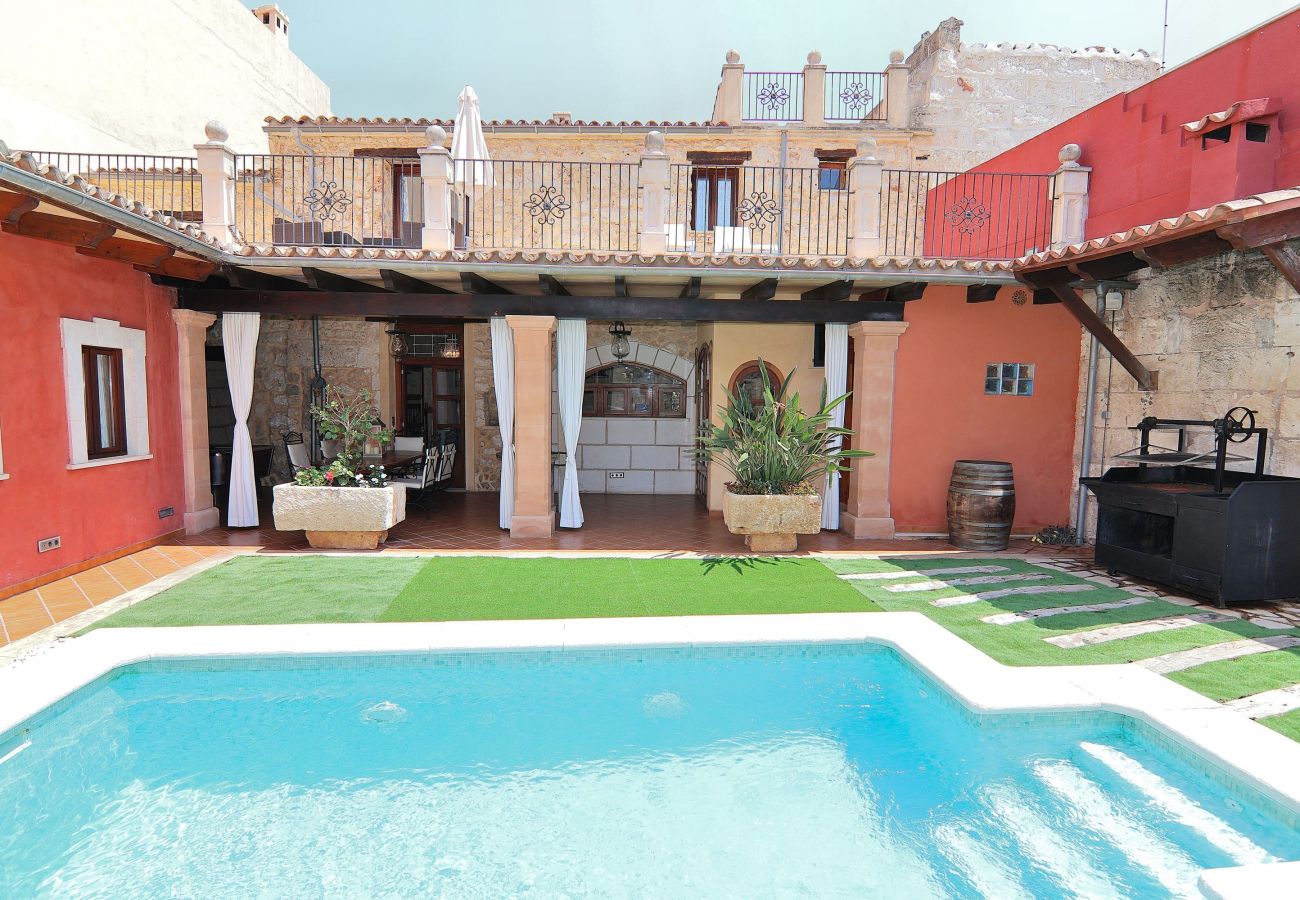 Maison de village avec piscine et jardin