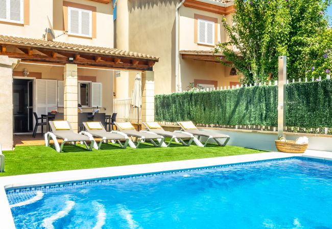 Maison mitoyenne à Alcudia - Estrella pour 8 à 350m de la plage avec piscine à Alcudia AC, WiFi